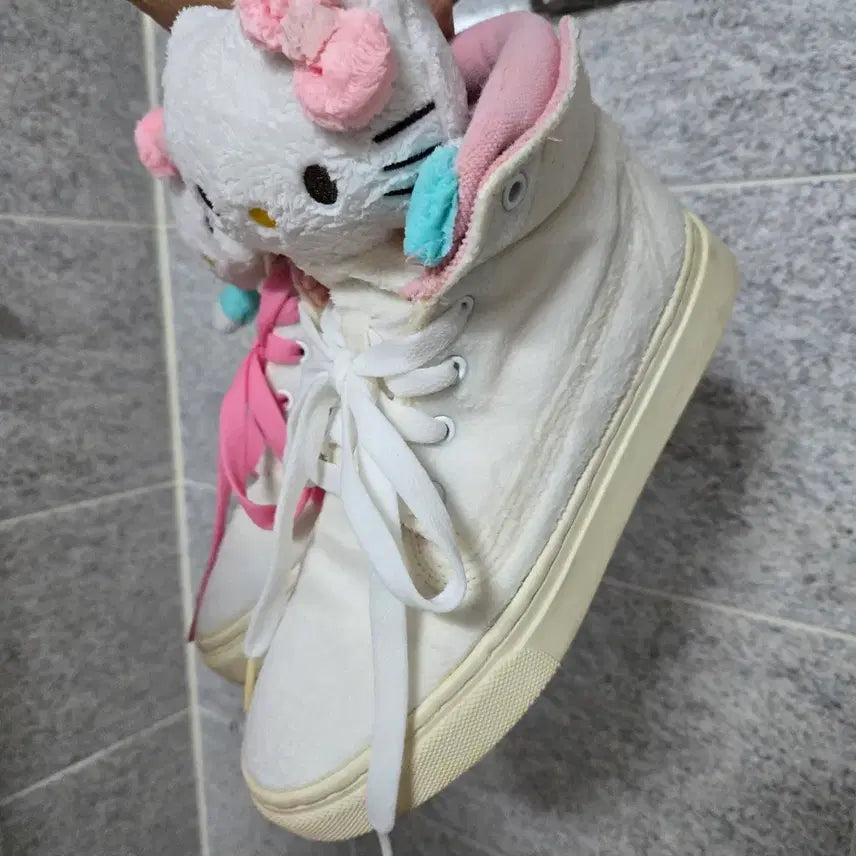 [BUNJANG] Hello Kitty Official Collaboration Limited Edition Sneakers / 헬로키티 정품 인형 운동화