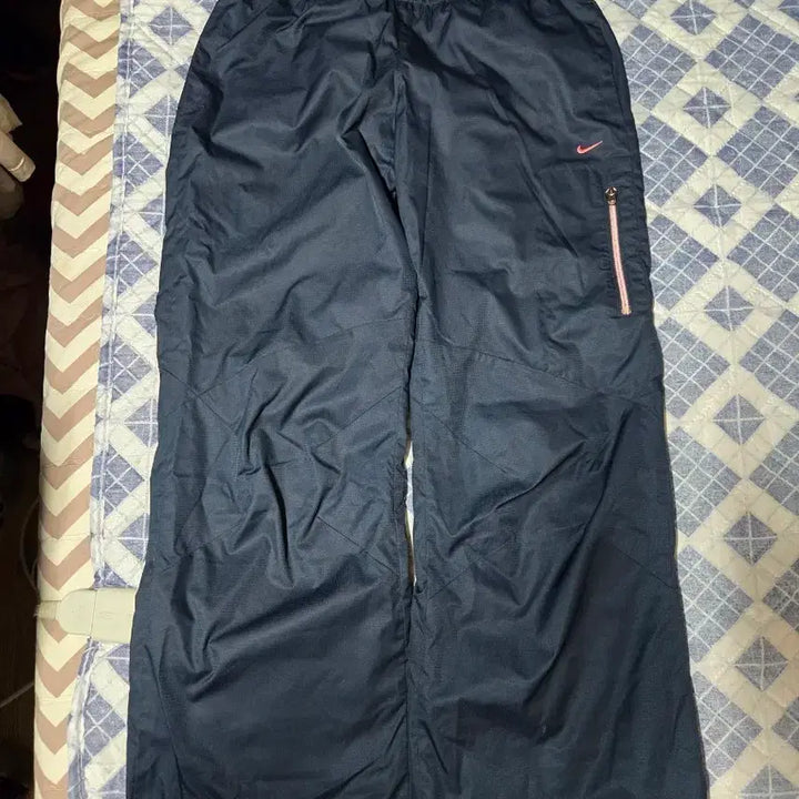 [BUNJANG] Nike Navy Training Pants with Pink Zipper Detail / 나이키 네이비 트레이닝 바지