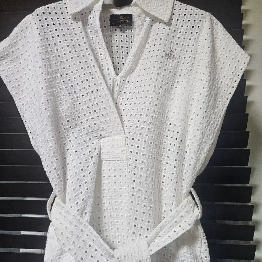[SOLD OUT] 비비안웨스트우드 펀칭 벨티드 블라우스