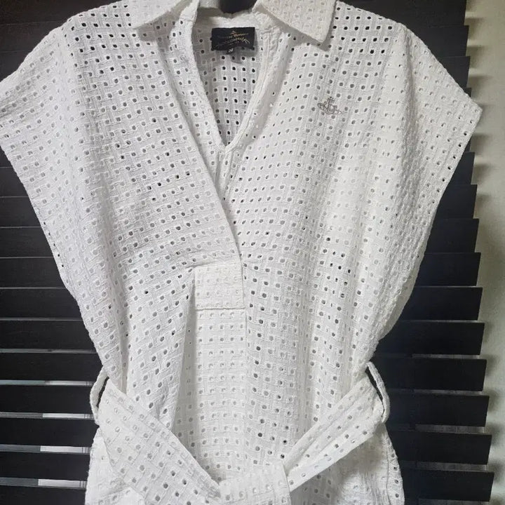 [SOLD OUT] 비비안웨스트우드 펀칭 벨티드 블라우스