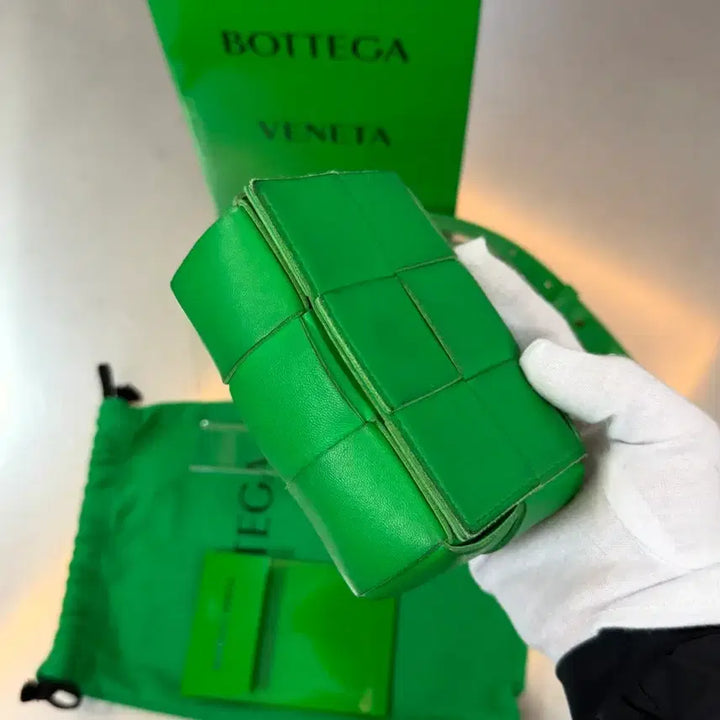 [BUNJANG] Bottega Veneta Parrot Mini Leather Cassette Bag / [리오브] 보테가베네타 패러킷 미니 레더 카세트백
