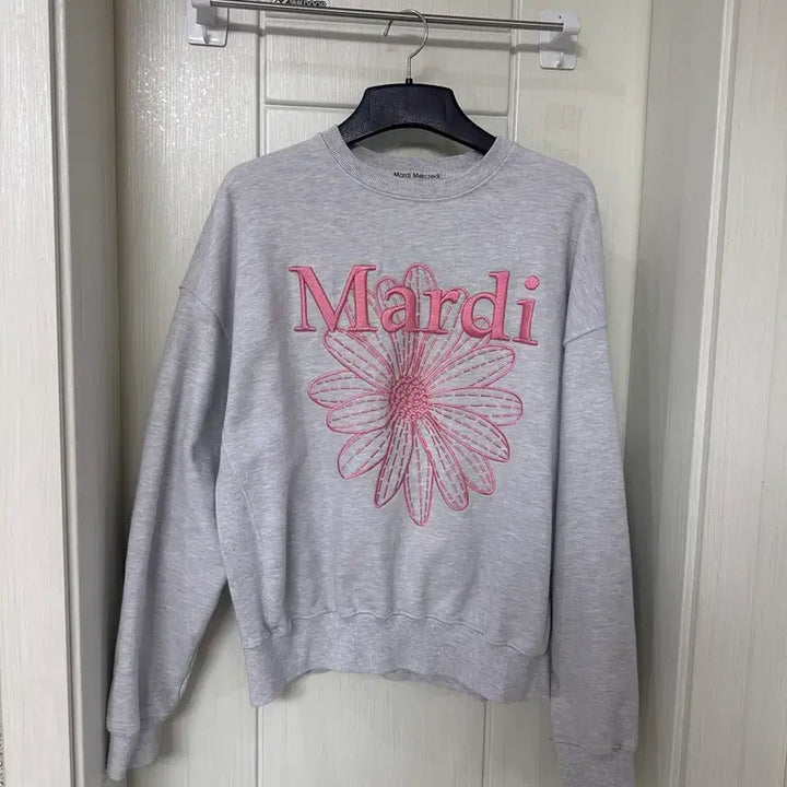 [BUNJANG] Mardi Mercredi Flower Embroidery Sweatshirt One Size / 마르디 메크르디 플라워 자수 맨투맨 원사이즈