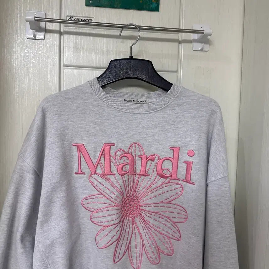 [BUNJANG] Mardi Mercredi Flower Embroidery Sweatshirt One Size / 마르디 메크르디 플라워 자수 맨투맨 원사이즈