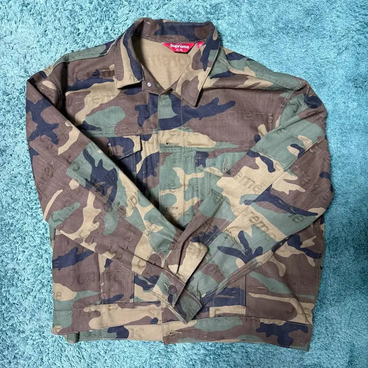 [BUNJANG] Supreme Jacquard Logo Denim Trucker Jacket Woodland Camo FW25 / 슈프림 자카드 로고 데님 트러커 자켓 우드랜드 카모 - 25FW