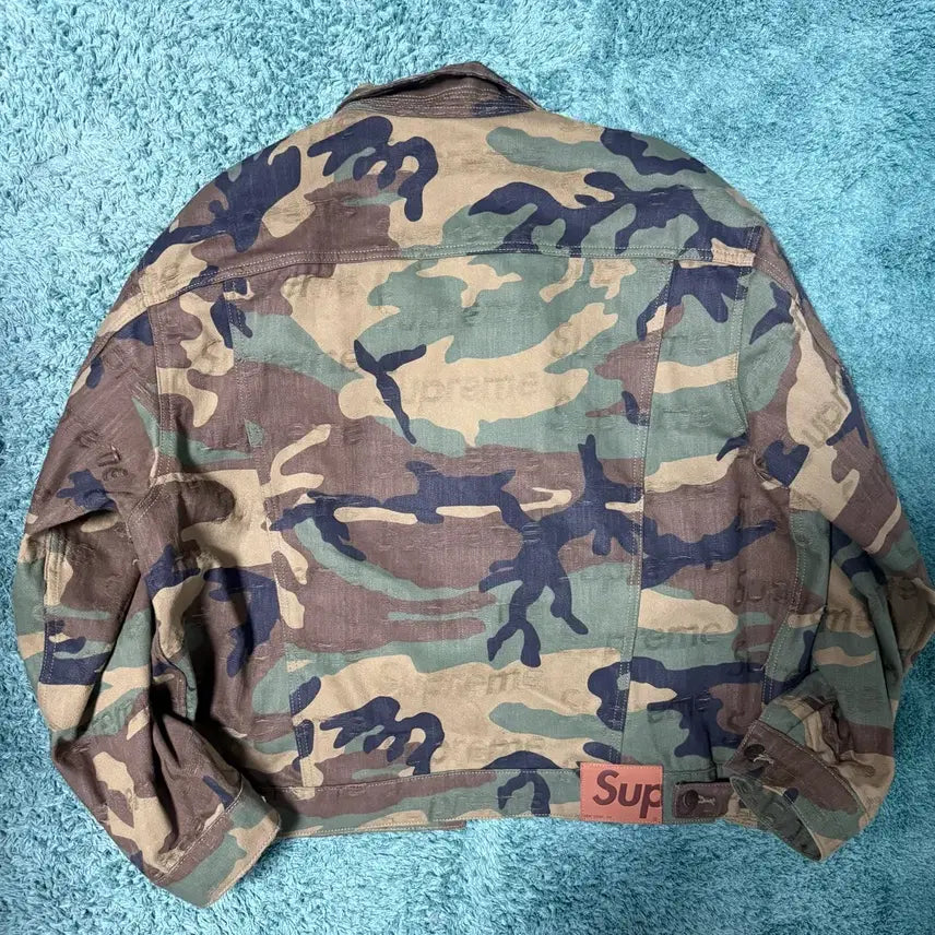 [BUNJANG] Supreme Jacquard Logo Denim Trucker Jacket Woodland Camo FW25 / 슈프림 자카드 로고 데님 트러커 자켓 우드랜드 카모 - 25FW