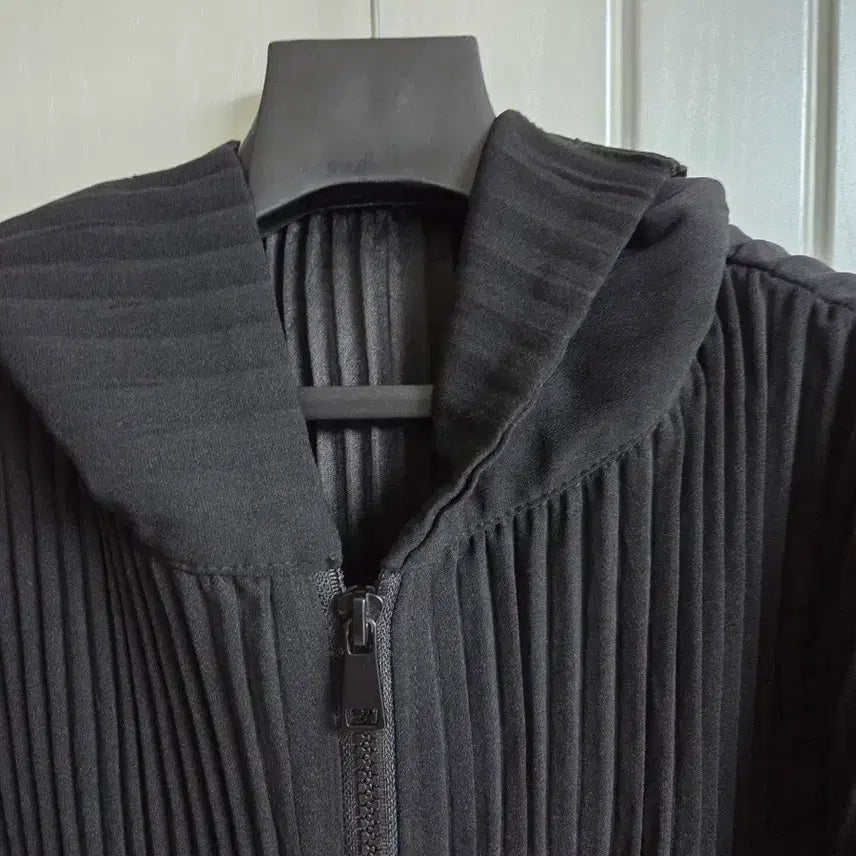 [BUNJANG] Pleats Me La Pleats Pleats Hooded Zip-Up Black / 플리츠미 라플리 플리츠 후드 집업 블랙