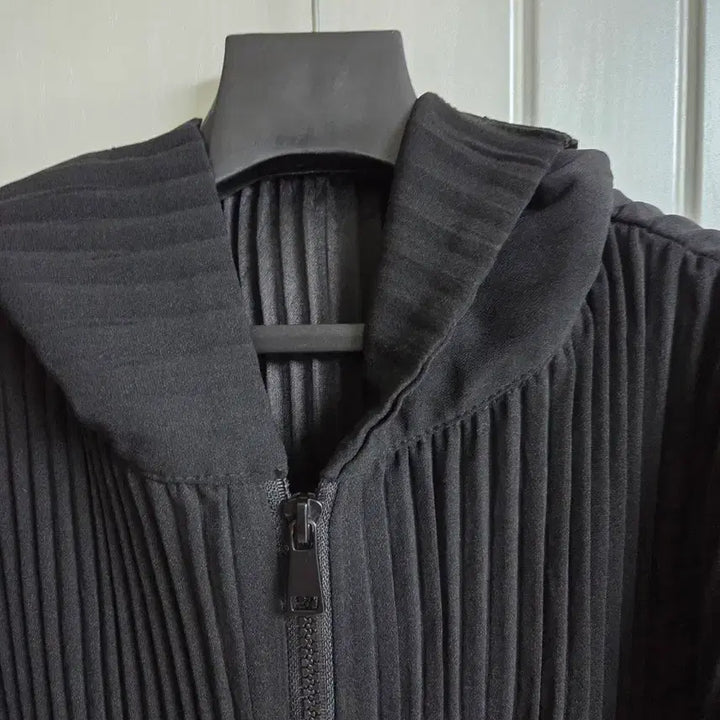 [BUNJANG] Pleats Me La Pleats Pleats Hooded Zip-Up Black / 플리츠미 라플리 플리츠 후드 집업 블랙