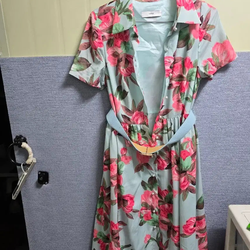 [BUNJANG] Satin Sky Blue Floral Print Shirt Dress / 샤틴 하늘색 꽃무늬 셔츠 원피스