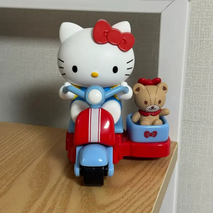 [BUNJANG] Hello Kitty Moving Scooter with 2 Bonus Figures / 새상품 헬로키티 움직이는 스쿠터+덤(피규어 2종)