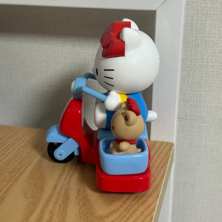 [BUNJANG] Hello Kitty Moving Scooter with 2 Bonus Figures / 새상품 헬로키티 움직이는 스쿠터+덤(피규어 2종)