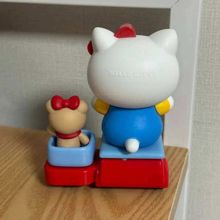 [BUNJANG] Hello Kitty Moving Scooter with 2 Bonus Figures / 새상품 헬로키티 움직이는 스쿠터+덤(피규어 2종)