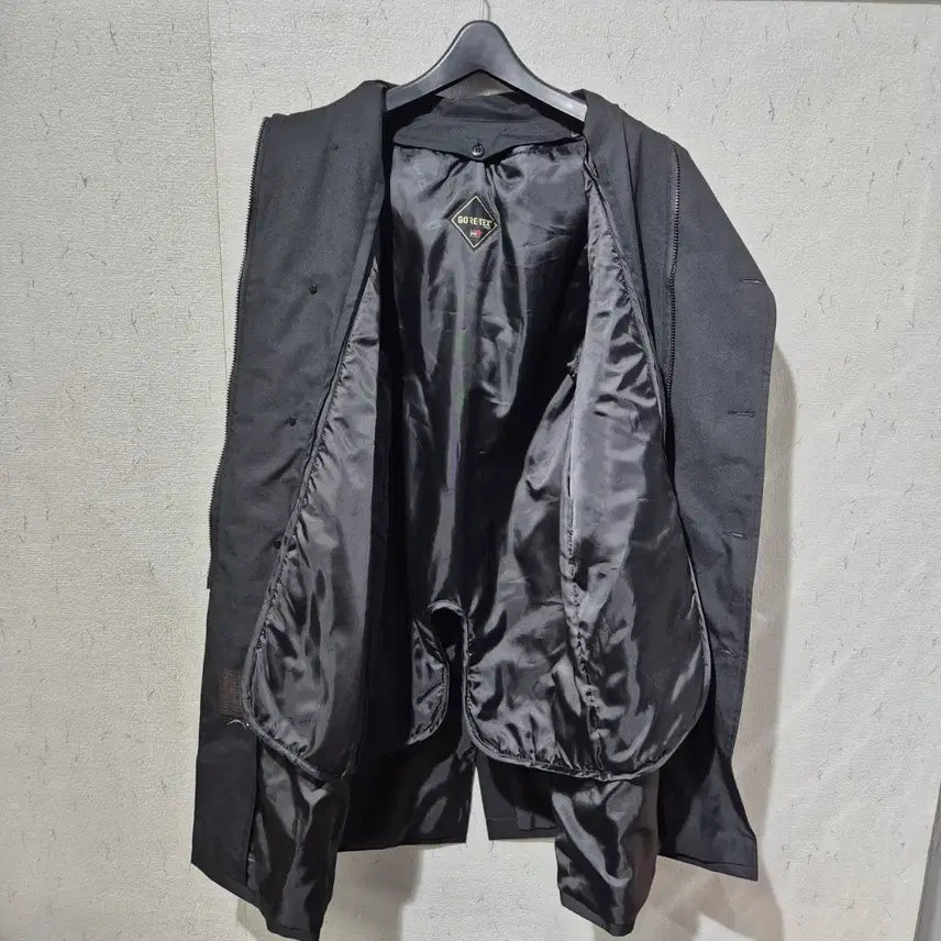 [BUNJANG] Gore-Tex Double-Button Black Trench Coat / 고어텍스 블랙 트렌치 코트 더블 버튼
