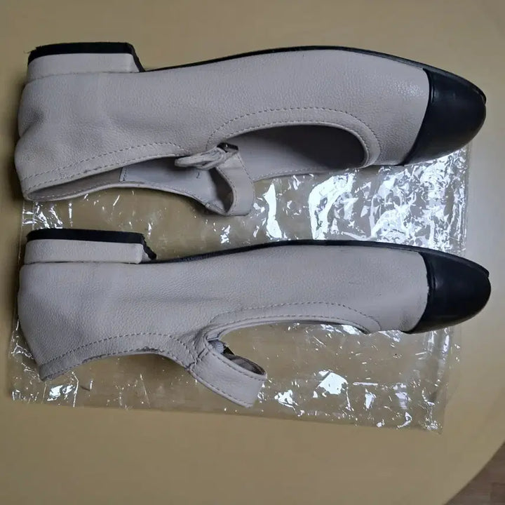 [BUNJANG] Mary Jane Flat Shoes - Ivory/Black - Size 225 / 아이보리/블랙 톤톤 메리제인 플랫슈즈225