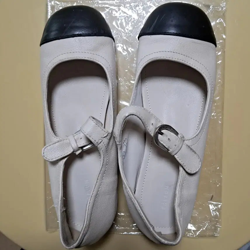 [BUNJANG] Mary Jane Flat Shoes - Ivory/Black - Size 225 / 아이보리/블랙 톤톤 메리제인 플랫슈즈225