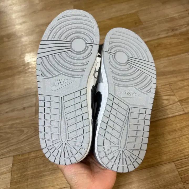 [BUNJANG] Nike Air Jordan 1 Low Wolf Grey and White / 260)나이키 에어 조던 1 로우 울프그레이 앤 화이트