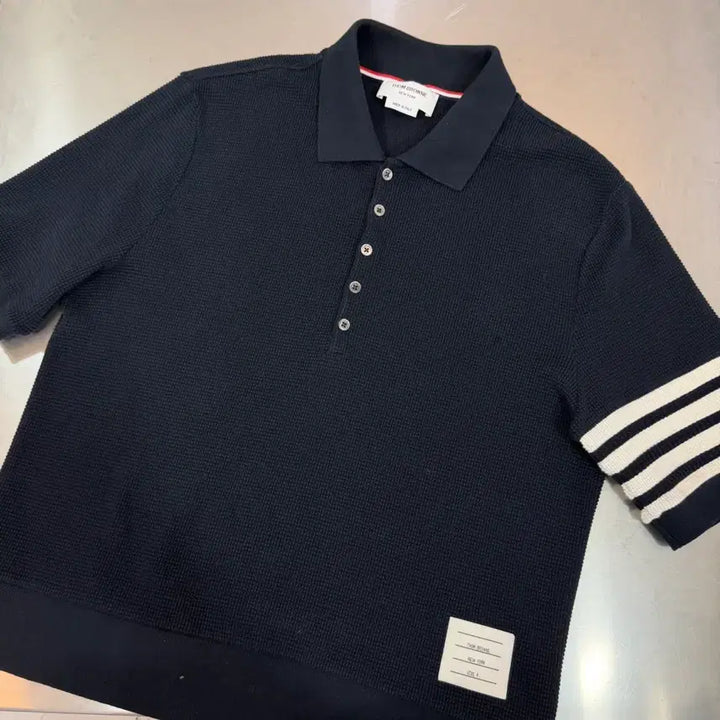 [BUNJANG] Thom Browne Waffle Diagonal Armband Lip Cuff Polo T-Shirt / [리오브] 톰브라운 와플 사선 완장 립 커프 폴로 카라티셔츠