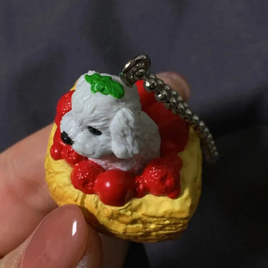 [BUNJANG] Vintage Gachapon Maltese Strawberry Cake Figure Keychain / 일본 고전 빈티지 가챠 말티즈 딸기 케이크 피규어 키링