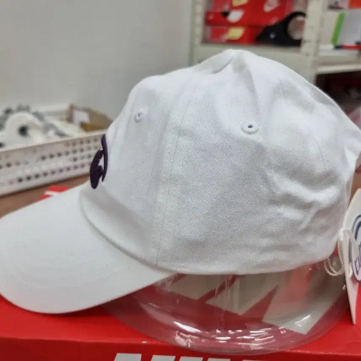 [BUNJANG] EMIS Embroidered Logo Ball Cap White / 이미스 자수로고 볼캡 화이트 새상품
