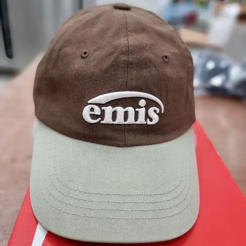[BUNJANG] Emis Embroidered Logo Ball Cap Color Block Brown / 이미스 자수로고 볼캡 배색브라운 새상품