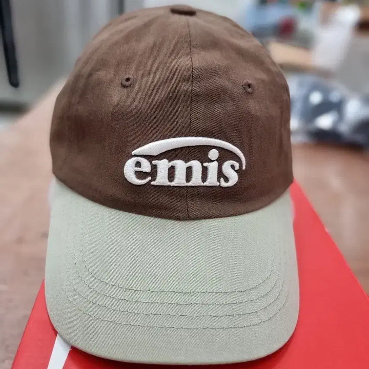[BUNJANG] Emis Embroidered Logo Ball Cap Color Block Brown / 이미스 자수로고 볼캡 배색브라운 새상품