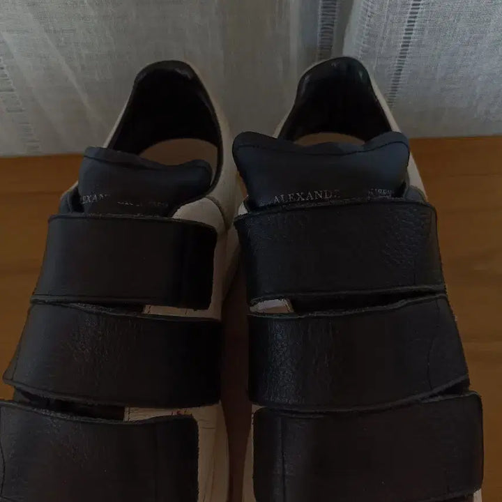 [BUNJANG] Alexander McQueen Velcro Sneakers Black/White / 알렉산더맥퀸 벨크로 스니커즈 블랙/화이트 42 1/2. 275