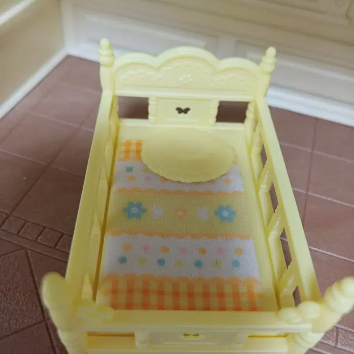[BUNJANG] Sylvanian Families Yellow Baby Bed &amp; Rocking Horse Set / 실바니안 노란 아기 침대 &amp; 흔들 목마 세트