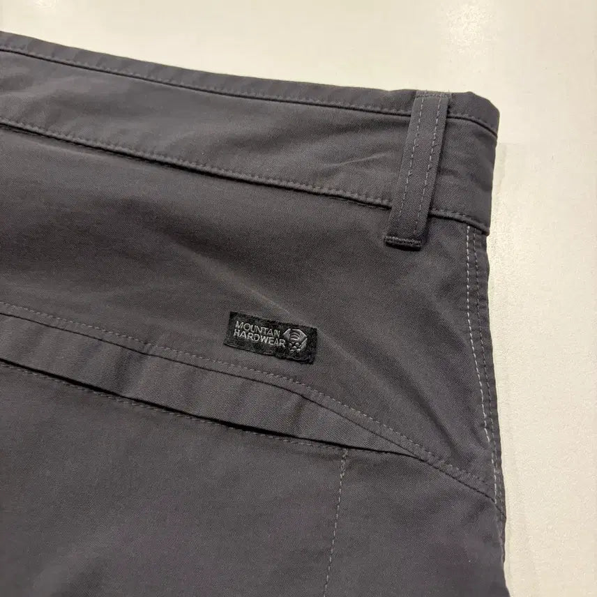[BUNJANG] Mountain Hardwear Functional Shorts Dark Grey / [34] 마운틴하드웨어 기능성 반바지 다크그레이