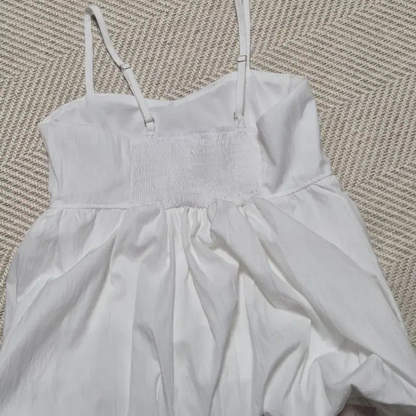 [BUNJANG] White Sleeveless Pumpkin Balloon Blouse / 화이트 민소매 블라우스 펌킨 벌룬