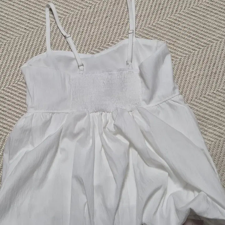 [BUNJANG] White Sleeveless Pumpkin Balloon Blouse / 화이트 민소매 블라우스 펌킨 벌룬