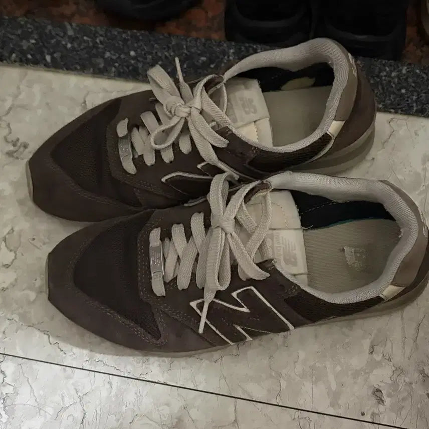 [BUNJANG] New Balance Brown Sneakers (US 6-6.5) / 일본 구매)뉴발란스 브라운 235-240