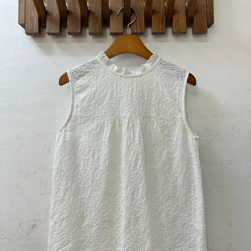 [BUNJANG] 100% Cotton Vintage Japanese Punch Embroidery Sleeveless Blouse / 일본빈티지 코튼100% 펀칭 자수 슬리브리스 블라우스