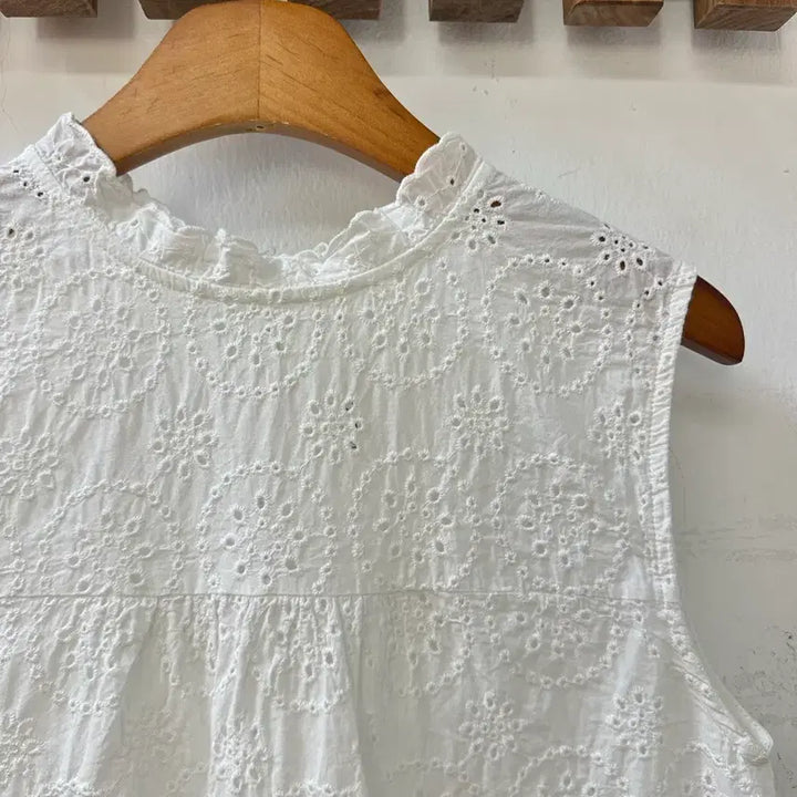 [BUNJANG] 100% Cotton Vintage Japanese Punch Embroidery Sleeveless Blouse / 일본빈티지 코튼100% 펀칭 자수 슬리브리스 블라우스