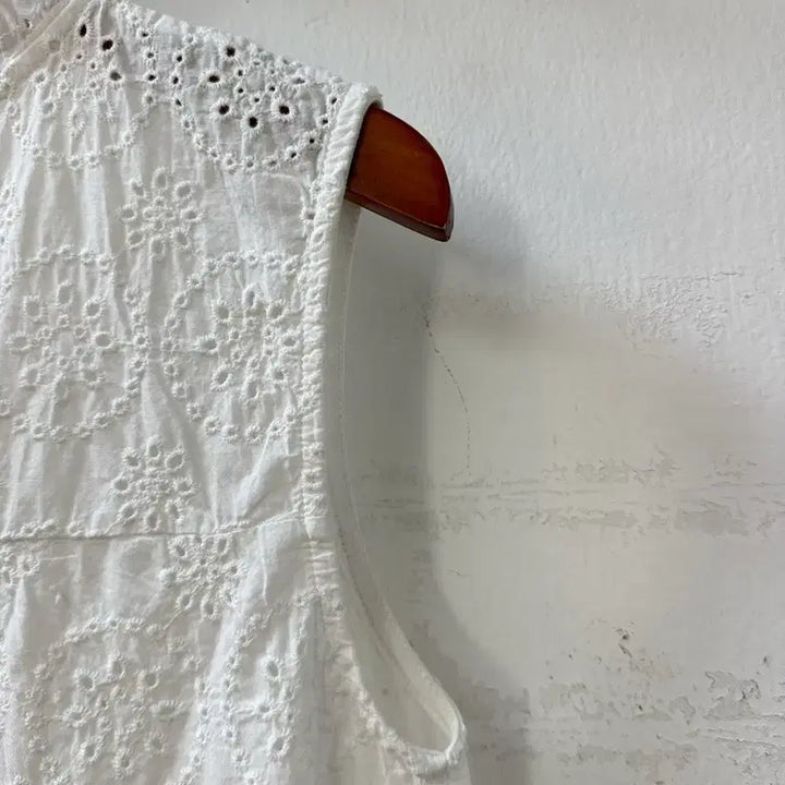 [BUNJANG] 100% Cotton Vintage Japanese Punch Embroidery Sleeveless Blouse / 일본빈티지 코튼100% 펀칭 자수 슬리브리스 블라우스
