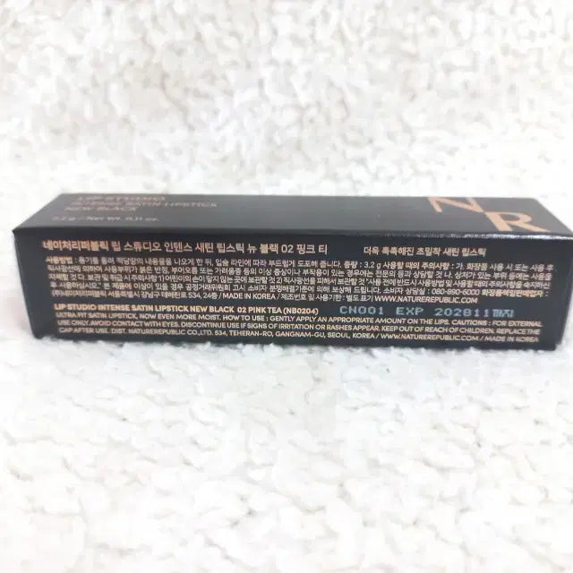 [SOLD OUT] 네이처리퍼블릭 립 스튜디오 인텐스 새틴 립스틱 뉴 블랙 3.2g 핑크티