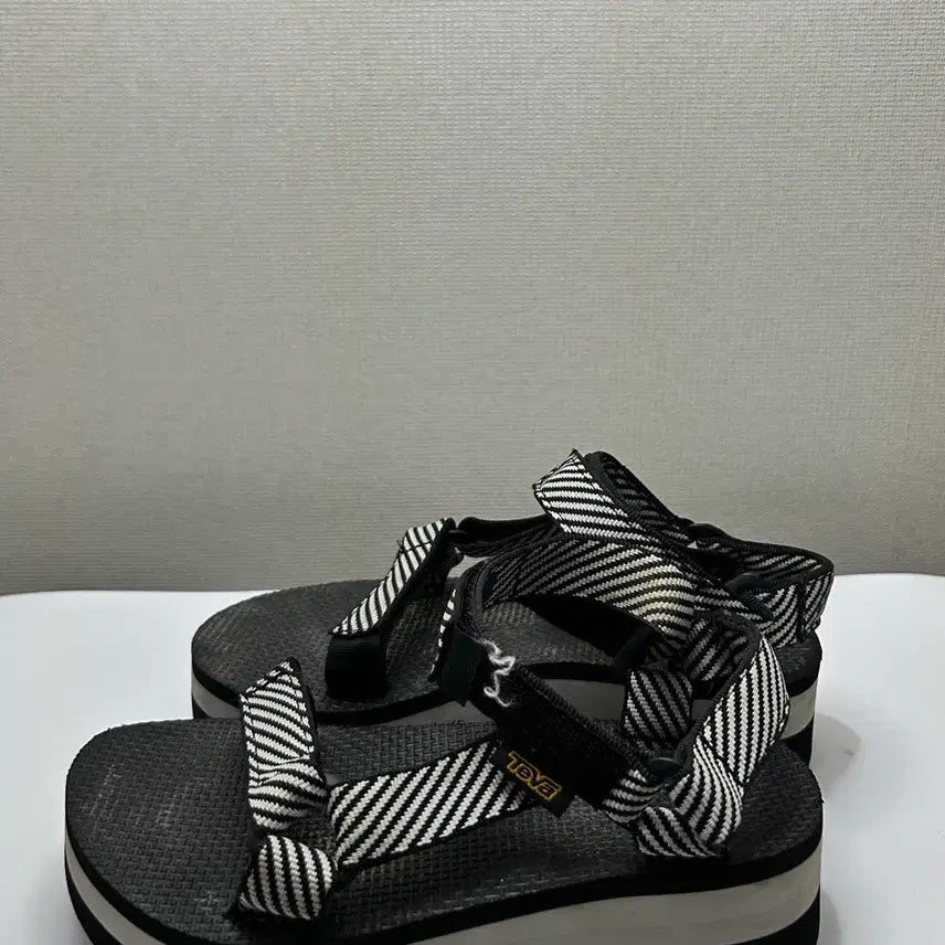 [BUNJANG] Teva Platform Sandals (220) / 테바 플랫폼 샌들(220)