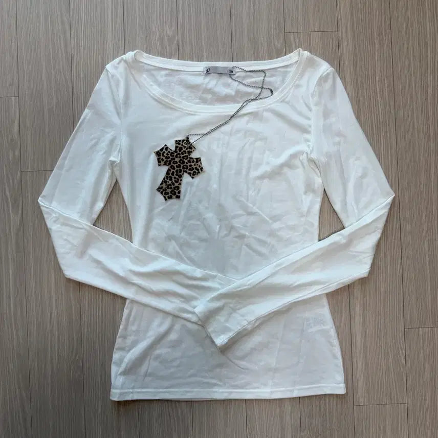 [BUNJANG] illio Leopard Cross White Long Sleeve T-shirt / illio 레오파드 십자가 화이트 긴팔티