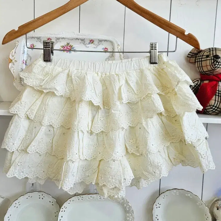 [BUNJANG] One Way Lace Tiered Culottes Skirt Pants / 레이스 캉캉 큐롯 스커트팬츠