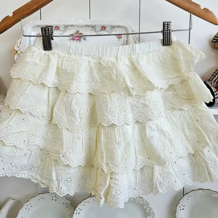 [BUNJANG] One Way Lace Tiered Culottes Skirt Pants / 레이스 캉캉 큐롯 스커트팬츠