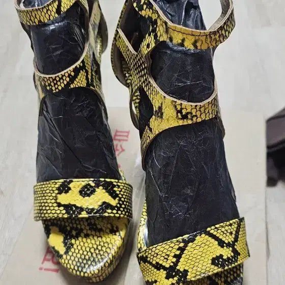 [BUNJANG] Yellow Snakeskin Heeled Sandals / 옐로우 뱀피 샌들 힐