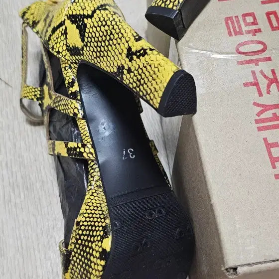 [BUNJANG] Yellow Snakeskin Heeled Sandals / 옐로우 뱀피 샌들 힐