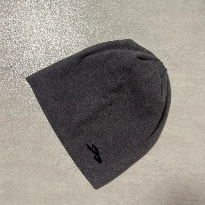 [BUNJANG] Magnesium Carbonate "Songi Songi" Logo Drape Beanie (Charcoal) / 탄산마그네슘 송이송이로고 드레이프 비니 (차콜)