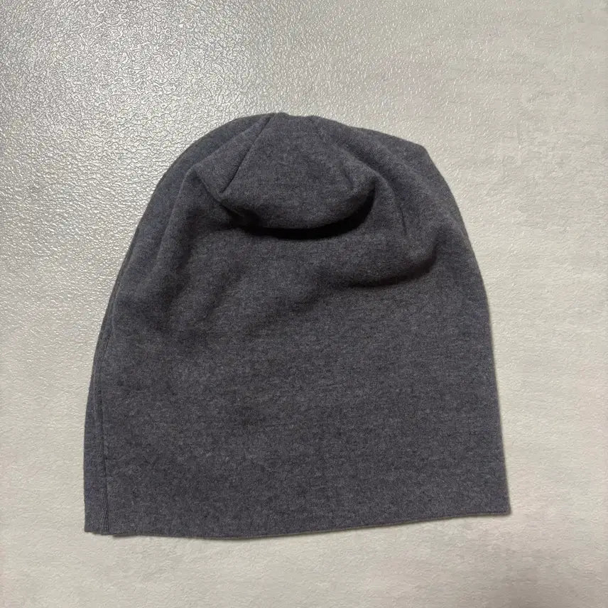 [BUNJANG] Magnesium Carbonate "Songi Songi" Logo Drape Beanie (Charcoal) / 탄산마그네슘 송이송이로고 드레이프 비니 (차콜)
