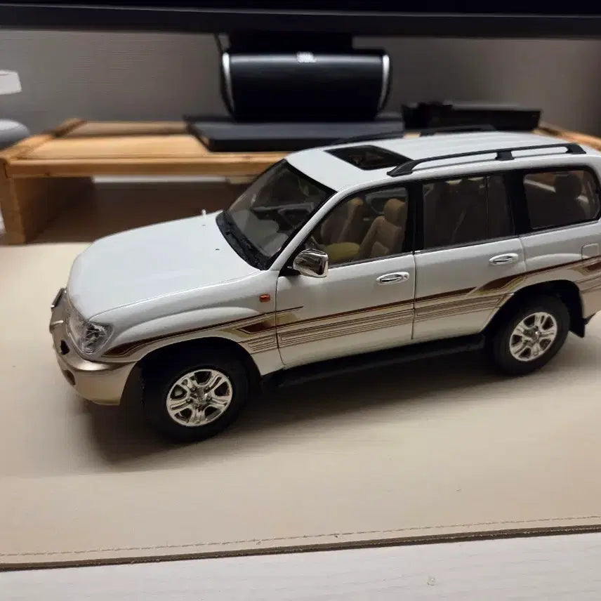 [BUNJANG] 1:18 Scale Toyota Land Cruiser Diecast Model - White / 1:18 토요타 랜드크루저 화이트 다이케스트