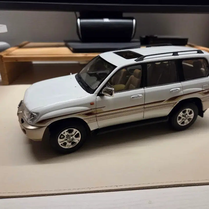 [BUNJANG] 1:18 Scale Toyota Land Cruiser Diecast Model - White / 1:18 토요타 랜드크루저 화이트 다이케스트