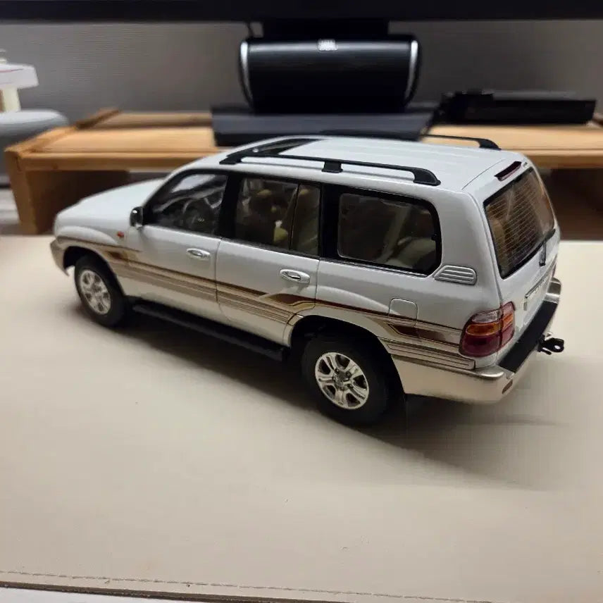 [BUNJANG] 1:18 Scale Toyota Land Cruiser Diecast Model - White / 1:18 토요타 랜드크루저 화이트 다이케스트