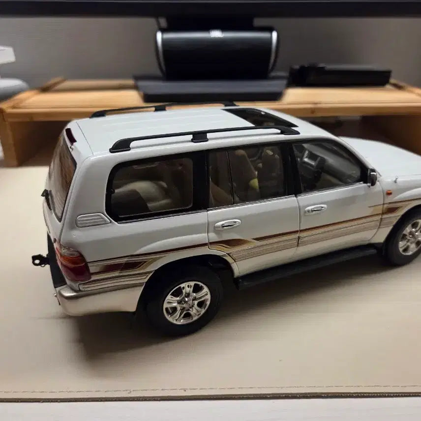 [BUNJANG] 1:18 Scale Toyota Land Cruiser Diecast Model - White / 1:18 토요타 랜드크루저 화이트 다이케스트