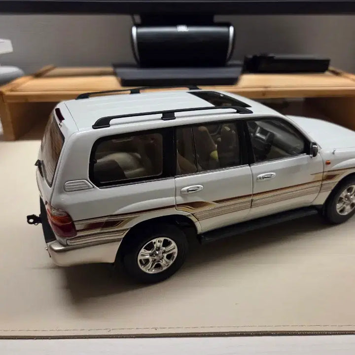 [BUNJANG] 1:18 Scale Toyota Land Cruiser Diecast Model - White / 1:18 토요타 랜드크루저 화이트 다이케스트