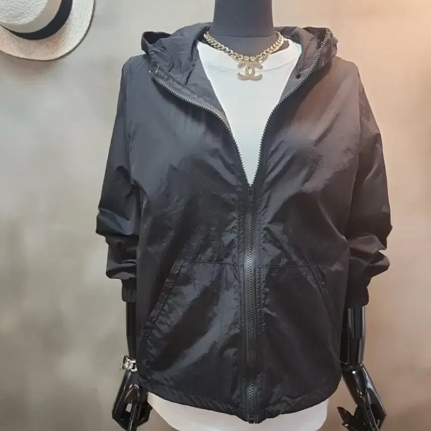 [BUNJANG] Black Hooded Windbreaker Jumper / 블랙 후드 바람막이 점퍼