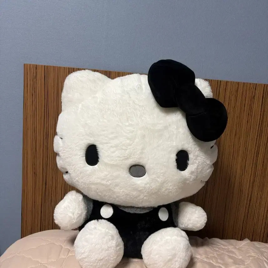 [SOLD OUT] 산리오 헬로키티 모노크롬 인형 대형 42cm