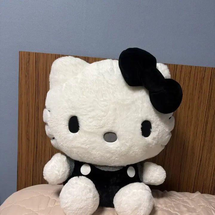 [SOLD OUT] 산리오 헬로키티 모노크롬 인형 대형 42cm